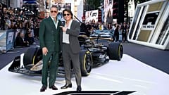 Brad Pitt, solda, ve Tom Cruise 'F1 The Movie' filminin Londra'daki AB galasına vardıklarında fotoğrafçılara poz veriyor. 