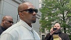 Ye, el rapero antes conocido como Kanye West, abandona el tribunal federal durante el juicio contra Sean "Diddy" Combs en Nueva York, el viernes 13 de junio de 2025. 