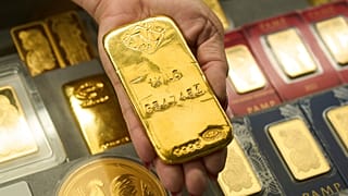 Sam Nguyen muestra un lingote de oro en su tienda del Centro Joyero de San Vicente, en el Distrito Joyero de Los Ángeles, el miércoles 30 de abril de 2025.
