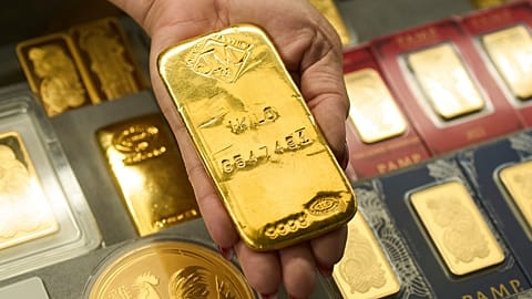 Sam Nguyen zeigt einen Goldbarren in ihrem Geschäft im St. Vincent Jewelry Center im Jewelry District von Los Angeles, Mittwoch, 30. April 2025.