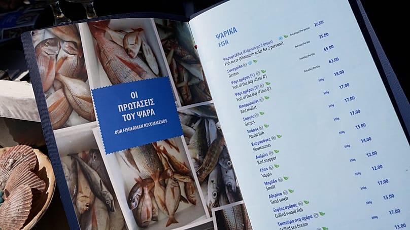 Δεν απαιτούνται ούτε καν βασικές πληροφορίες προέλευσης σε εστιατόρια, υπηρεσίες catering ή καταστήματα που πωλούν κονσερβοποιημένα αλιευτικά προϊόντα.