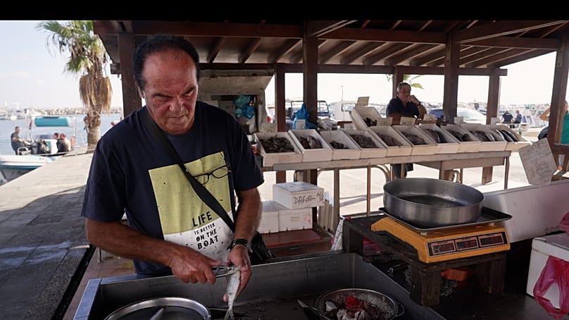Στην αγορά του αλιευτικού λιμανιού της Λάρνακας, μόνο λίγα είδη ψαριών αλιεύονται τοπικά — τα περισσότερα εκτρέφονται ή εισάγονται.