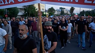 Des manifestants crient des slogans lors d'un rassemblement anti-guerre devant l'ambassade des États-Unis à Athènes, en Grèce