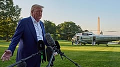 Präsident Donald Trump spricht mit Reportern, bevor er an Bord von Marine One auf dem Südrasen des Weißen Hauses geht, 24. Juni 2025