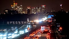 Trafik Frankfurt'a doğru bir otoyolda ilerliyor, Almanya, 6 Aralık 2024. 