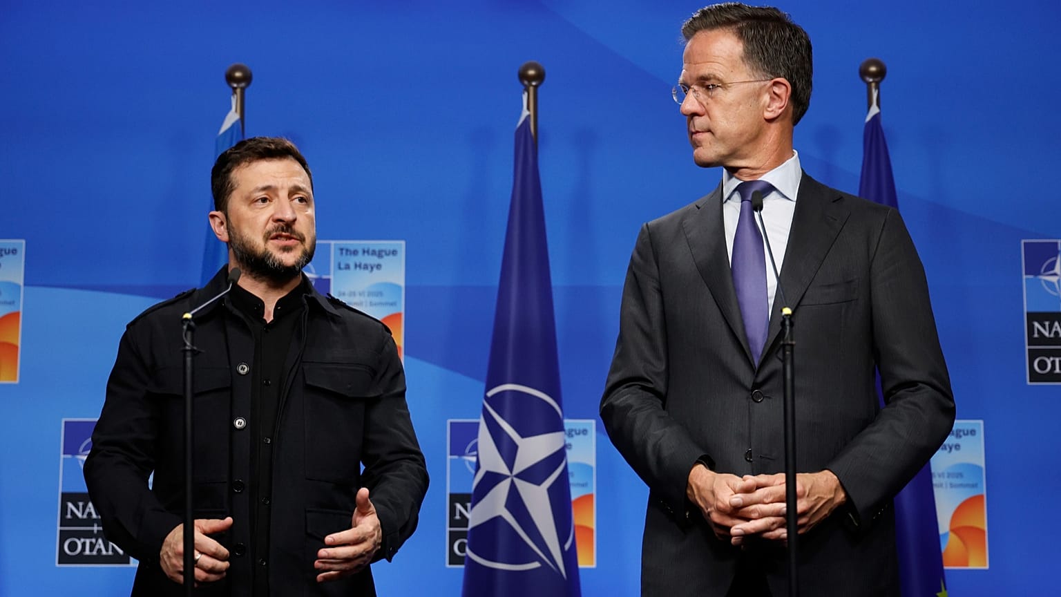 Le président ukrainien Volodymyr Zelenskyy (à droite) et le secrétaire général de l'OTAN Mark Rutte en marge du sommet de l'OTAN à La Haye (Pays-Bas), le 24 juin 2025.