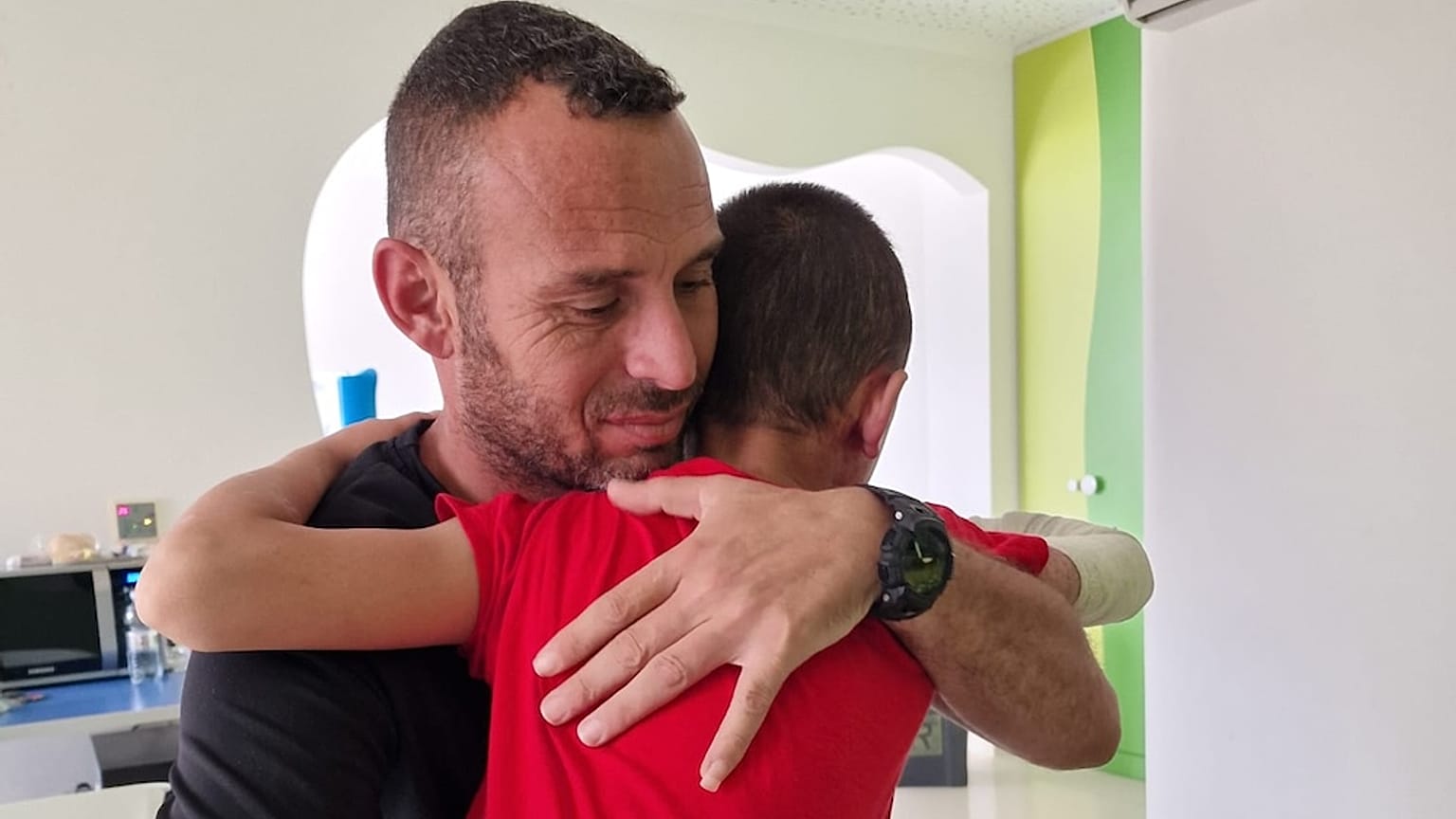 Assad abbraccia il papà all'ospedale Molinette di Torino