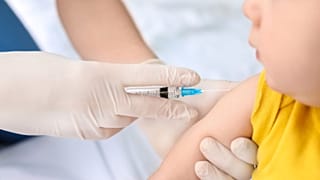 Un bébé reçoit un vaccin.