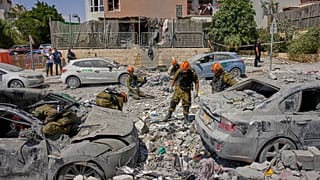 Soldati israeliani tolgono detriti di edifici residenziali distrutti da un missile iraniano, Beersheba, 24/06/2025