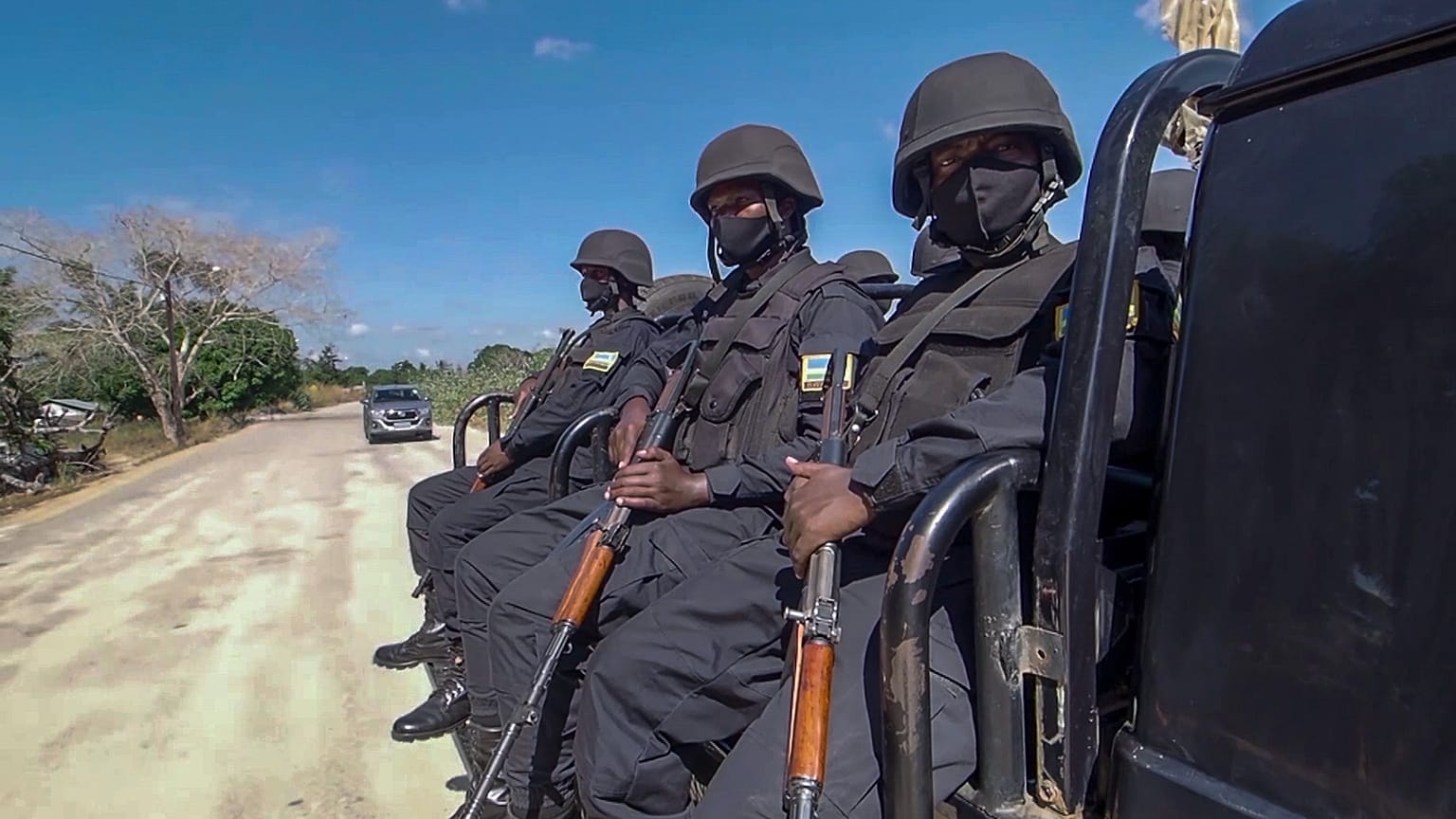Polícias ruandeses patrulham perto do hotel Amarula Palma, na província de Cabo Delgado, 15 de agosto de 2021