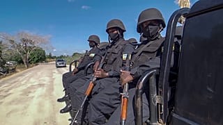 Polícias ruandeses patrulham perto do hotel Amarula Palma, na província de Cabo Delgado, 15 de agosto de 2021