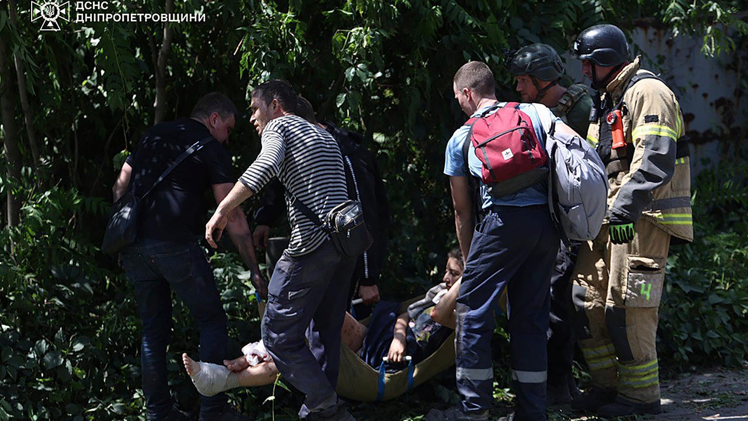 Socorristas transportan a un civil herido tras un ataque ruso con misiles en el río Dniéper, 24 de junio de 2025.