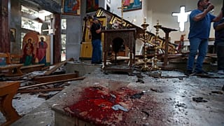  سوري داخل كنيسة مار الياس حيث فجر انتحاري نفسه في الدويلة في ضواحي دمشق ، سوريا ، 22 يونيو / حزيران 2025.