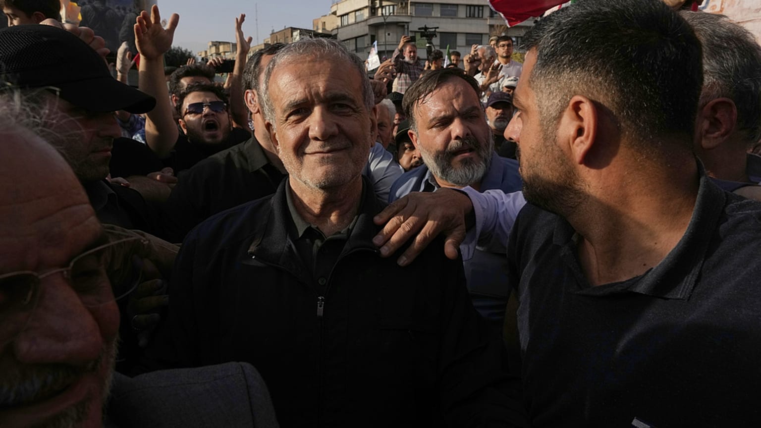 الرئيس الإيراني مسعود بيزشكيان يحضر احتجاجا على الهجمات الأمريكية على المواقع النووية في إيران ، في طهران ، إيران ، الأحد 22 يونيو 2025. 