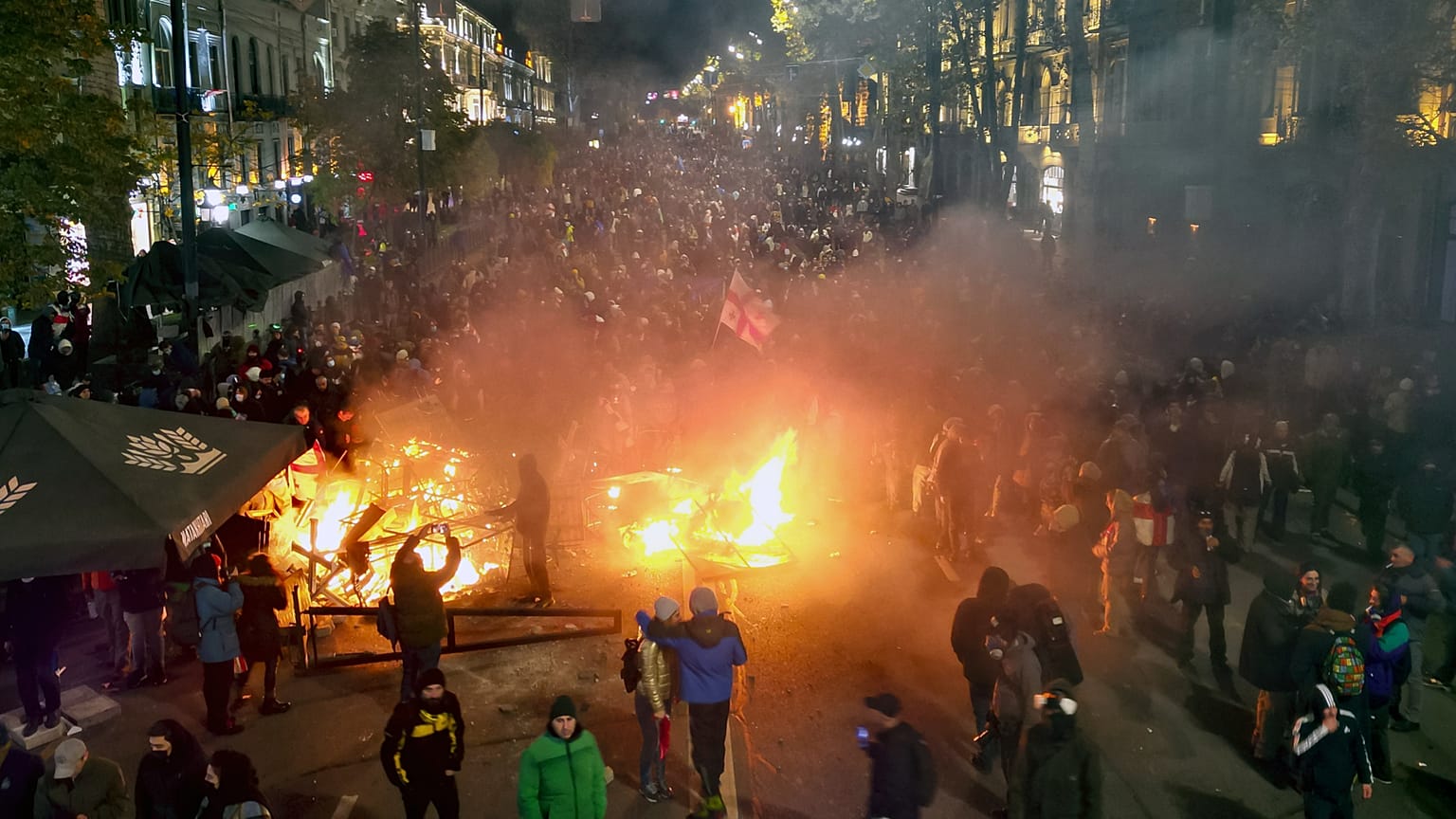 Tiflis'te parlamento binası önünde toplanan protestocular, 29 Kasım, 2024