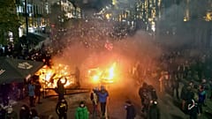 Διαδηλωτές διαδηλώνουν έξω από το κτίριο του κοινοβουλίου στην Τιφλίδα, 29 Νοεμβρίου 2024