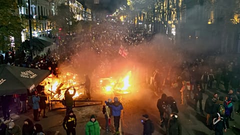 Rassemblement de manifestants devant le parlement à Tbilissi, le 29 novembre 2024.