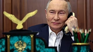 الرئيس الروسي فلاديمير بوتين يتحدث عبر الهاتف في الكرملين بموسكو، روسيا، يوم الثلاثاء 7 يناير 2025.