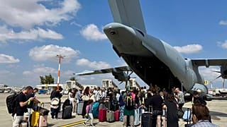 Ciudadanos franceses embarcan en un avión militar A400M mientras son evacuados del aeropuerto Ben Gurion de Tel Aviv a Chipre, martes 24 de junio de 2025.
