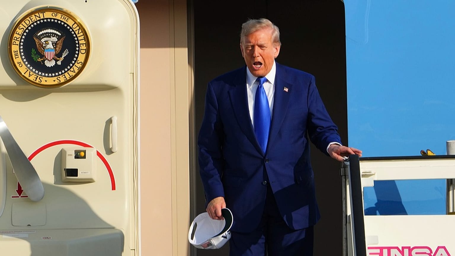 El presidente Donald Trump llega al aeropuerto Schiphol de Ámsterdam antes de la cumbre de la OTAN, que tiene lugar en La Haya, Países Bajos, martes 24 de junio de 2025.