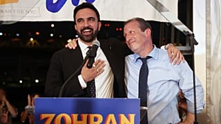O candidato democrata à presidência da câmara, Zohran Mamdani, à esquerda, fala no palco com o seu colega candidato, o Controlador Brad Lander, na festa das eleições primárias, quarta-feira, 25 de junho de 2025.