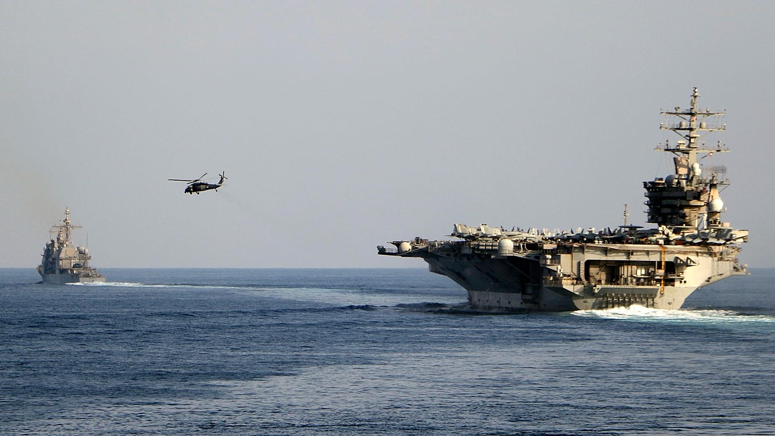 A USS Dwight D. Eisenhower repülőgép-hordozó és más hadihajók átkelnek a Hormuzi-szoroson a Perzsa-öbölbe 2023. november 26-án