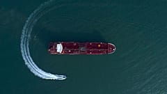 21 Temmuz 2019 Pazar günü çekilen bu fotoğrafta, İran Devrim Muhafızlarına ait bir sürat teknesi İngiliz bandıralı petrol tankeri Stena Impero'nun etrafında dolaşırken havadan görüntüleniyor.