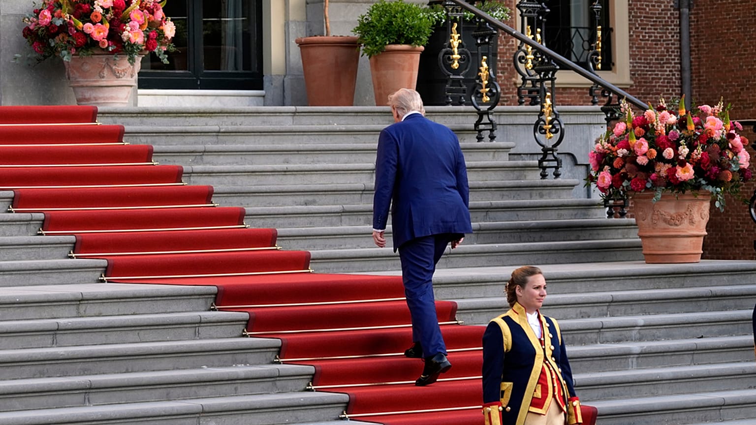 Donald Trump a Paleis Huis ten Bosch lépcsőin, a NATO közgyűlésre érkezve - 2025 június 24.