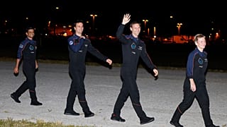 Το πλήρωμα του SpaceX Falcon 9 πριν αναχωρήσει για την αποστολή στον Διεθνή Διαστημικό Σταθμό στο Διαστημικό Κέντρο Κένεντι στο Ακρωτήριο Κανάβεραλ της Φλόριντα, στις 24 Ιουνίου 2025.