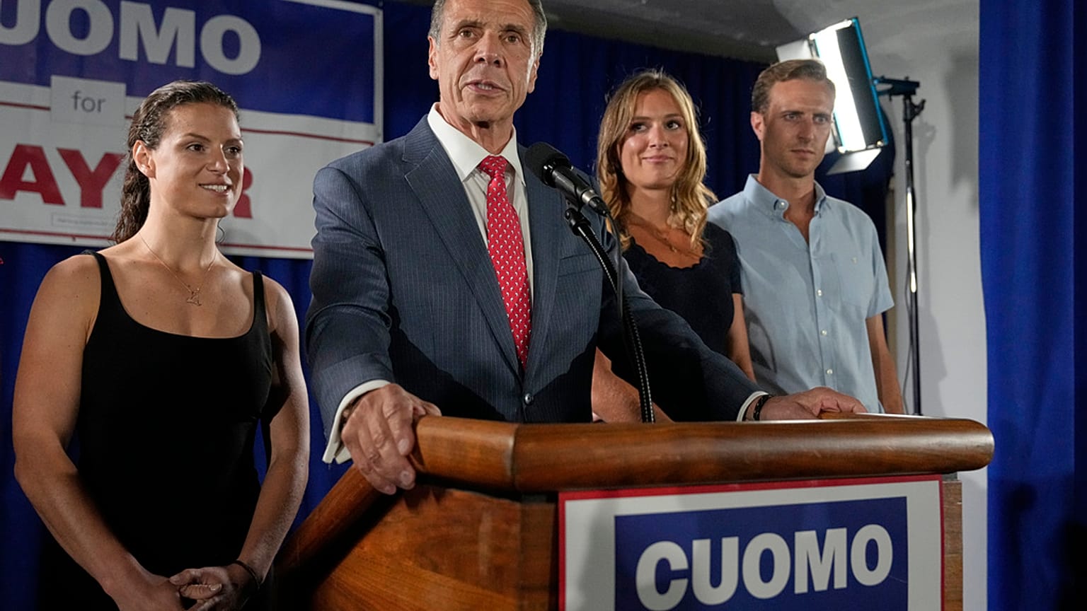 Andrew Cuomo lányaival és vejével az eredményvárón 2025. június 24-én
