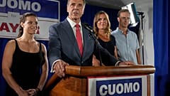 Andrew Cuomo lányaival és vejével az eredményvárón 2025. június 24-én