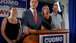 Andrew Cuomo lányaival és vejével az eredményvárón 2025. június 24-én