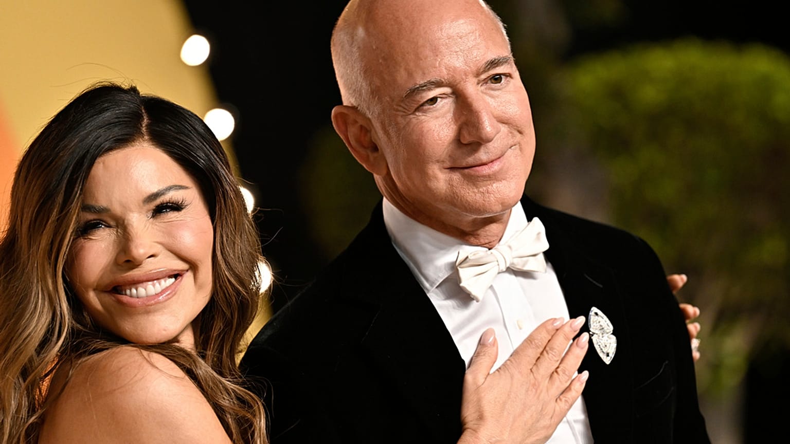 Lauren Sanchez et Jeff Bezos arrivent à la soirée des Oscars de Vanity Fair au Wallis Annenberg Center for the Performing Arts à Beverly Hills, Californie, le 2 mars 2025.