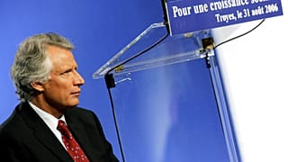 DOSYA - Fransa Başbakanı Dominique de Villepin, 31 Ağustos 2006 Perşembe günü Paris'in güneydoğusundaki Troyes'de yapılan bir hükümet toplantısının ardından soruları dinliyor. 