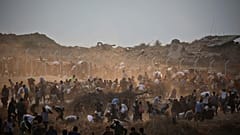 حشود المواطنين قرب مراكز المساعدات في غزة