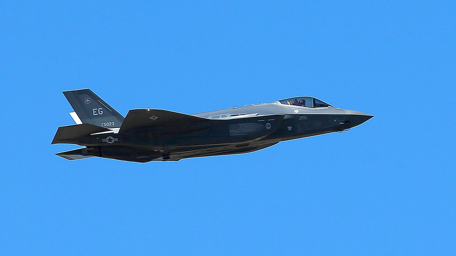 یک F-35A Lightning II نیروی هوایی ایالات متحده پس از جشن رونمایی در پایگاه نیروی هوایی لوک در گلندیل، آریزونا، در 14 مارس 2014، پرواز می کند.