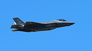 ABD Hava Kuvvetleri'ne ait bir F-35A Lightning II, 14 Mart 2014 tarihinde Glendale, Arizona'daki Luke Hava Kuvvetleri Üssü'nde gerçekleştirilen açılış kutlamasının ardından bir uçuş gerçekleştiriyor.