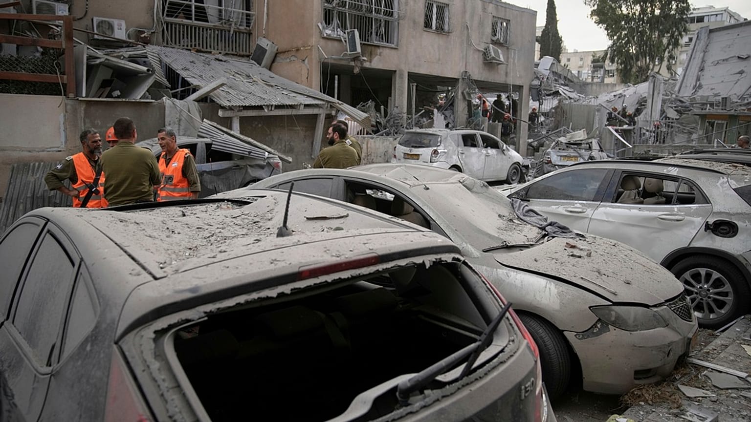 Beschädigte Autos sind an der Stelle zu sehen, an der eine iranische Rakete in Bnei Brak, in der Nähe von Tel Aviv, Israel, am Montag, 16. Juni 2025, gelandet ist. 