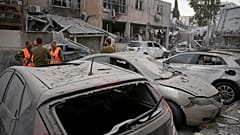 Κατεστραμμένα αυτοκίνητα φαίνονται στο σημείο όπου προσγειώθηκε ιρανικός πύραυλος στο Bnei Brak, κοντά στο Τελ Αβίβ, Ισραήλ, τη Δευτέρα, 16 Ιουνίου 2025. 