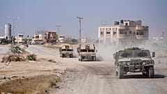 ARCHIV Fahrzeuge der israelischen Armee transportieren eine Gruppe von Soldaten und Journalisten innerhalb des südlichen Gazastreifens, Sonntag, 8. Juni 2025. 