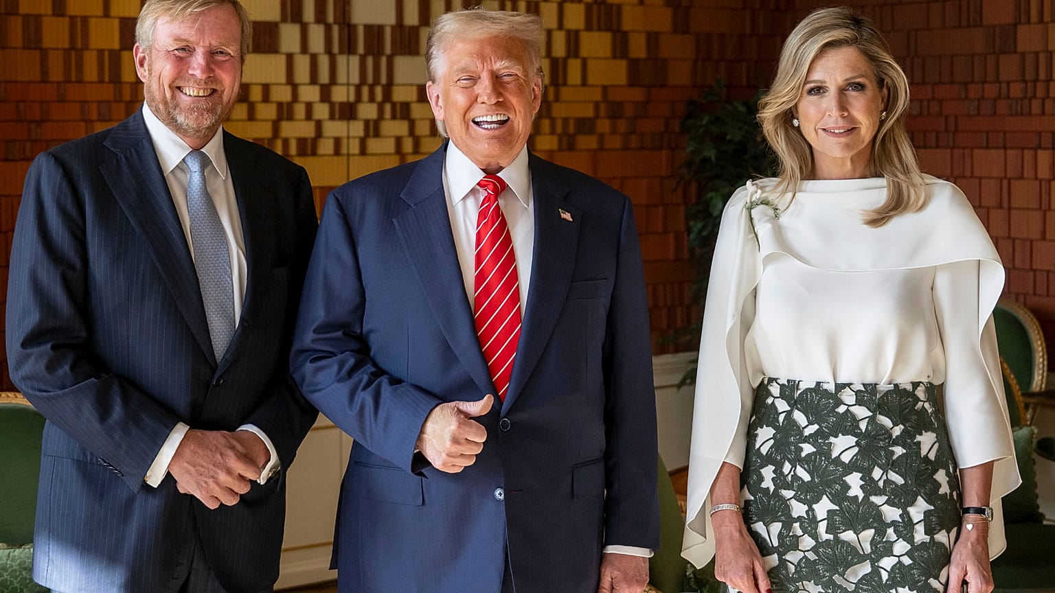 O Presidente Donald Trump posa com o Rei dos Países Baixos, Willem Alexander, e a Rainha dos Países Baixos, Maxima, no Paleis Huis den Bosch