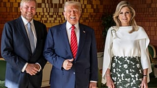 Il presidente Donald Trump posa con il re dei Paesi Bassi Willem Alexander e la regina Maxima al Paleis Huis den Bosch