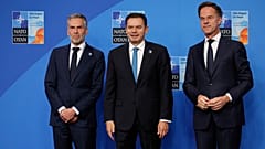 Премьер-министры Нидерландов и Португалии Дик Схоф и Луиш Монтенегру и генсек НАТО Марк Рютте в Гааге, 25 июня 2025 года.