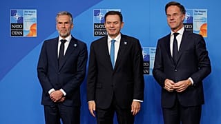 Премьер-министры Нидерландов и Португалии Дик Схоф и Луиш Монтенегру и генсек НАТО Марк Рютте в Гааге, 25 июня 2025 года.