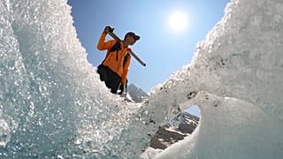 Matthias Huss, de la Escuela Politécnica Federal de Zúrich y del grupo de vigilancia de glaciares GLAMOS, junto al glaciar del Ródano.