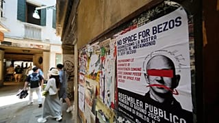 Venedik'teki 'Bezos'a Yer Yok' grubunun posterleri