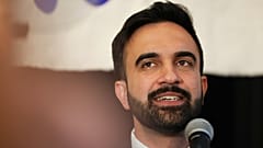 Le candidat démocrate à la mairie, Zohran Mamdani, s'exprime lors de la fête organisée à l'occasion des élections primaires à New York, le 25 juin 2025.