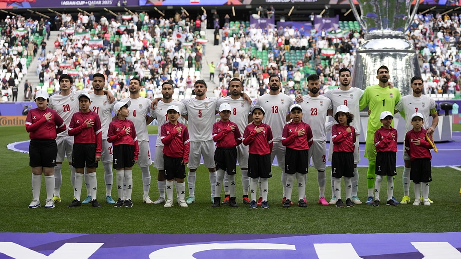 İranlı oyuncular, Japonya ile İran arasında Katar'ın Al Rayyan kentindeki Education City Stadyumu'nda oynanan AFC Asya Kupası çeyrek final maçı öncesinde milli marşı okuyor.