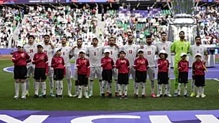 Los jugadores iraníes se ponen en pie para escuchar el himno nacional antes del partido de cuartos de final de la Copa Asiática de la AFC entre Japón e Irán en el Estadio de la Ciudad de la Educación en Al Rayyan, Qatar.