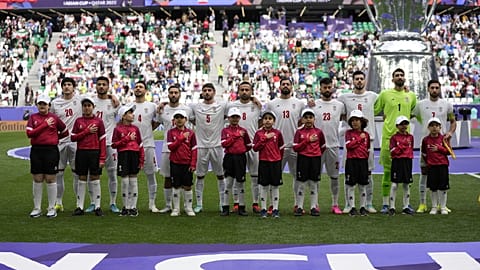 يقف لاعبو المنتخب الإيراني للنشيد الوطني قبل مباراة ربع نهائي كأس آسيا لكرة القدم بين اليابان وإيران في ملعب المدينة التعليمية في الريان، قطر